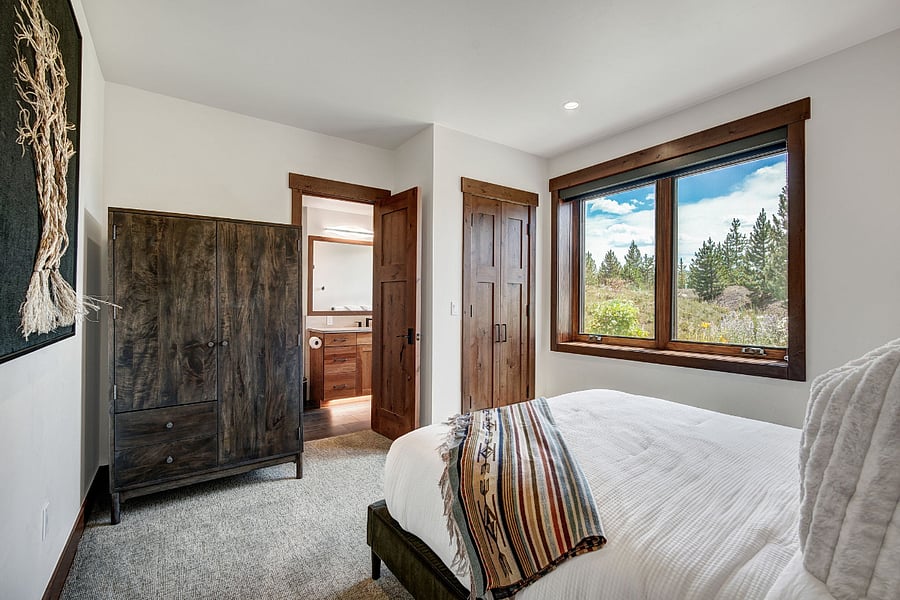 Lower Level Queen Guest Suite 