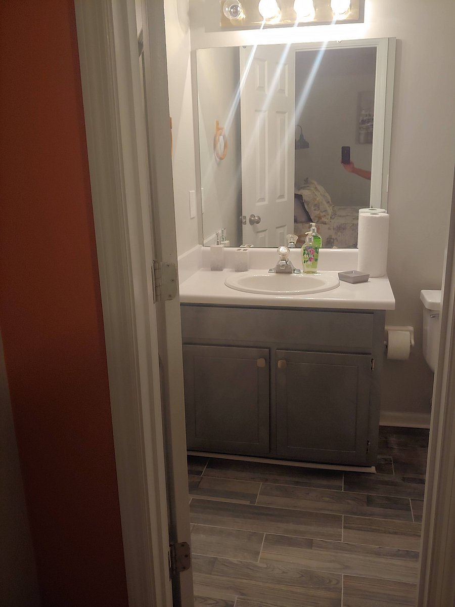 Bathroom of Orange Room