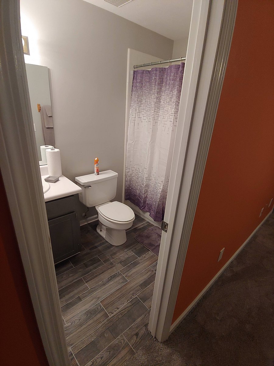 Bathroom of Orange Room