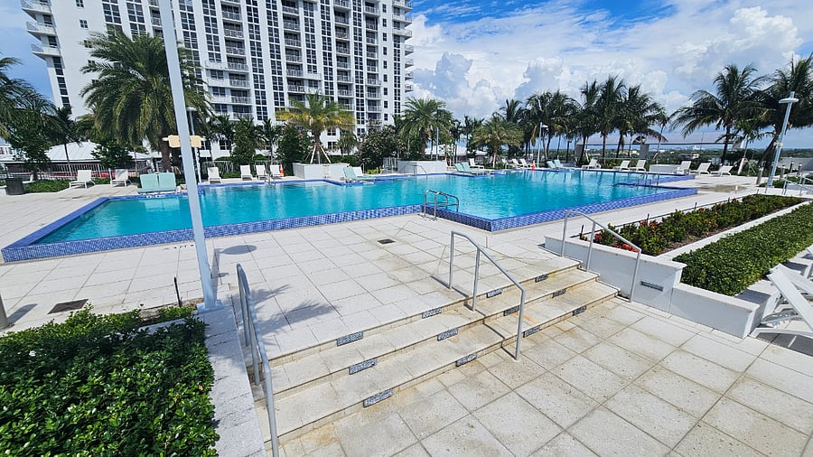 Resort vibes, right at home. Unwind in this tropical oasis featuring a sparkling pool, lush palm trees, and sleek modern design. Whether you're starting your day with a swim or ending it with sunset views, this space offers the perfect blend of relaxation and luxury.
Designed for comfort. Ideal for traveling professionals, long-term stays, or anyone who appreciates style and serenity.