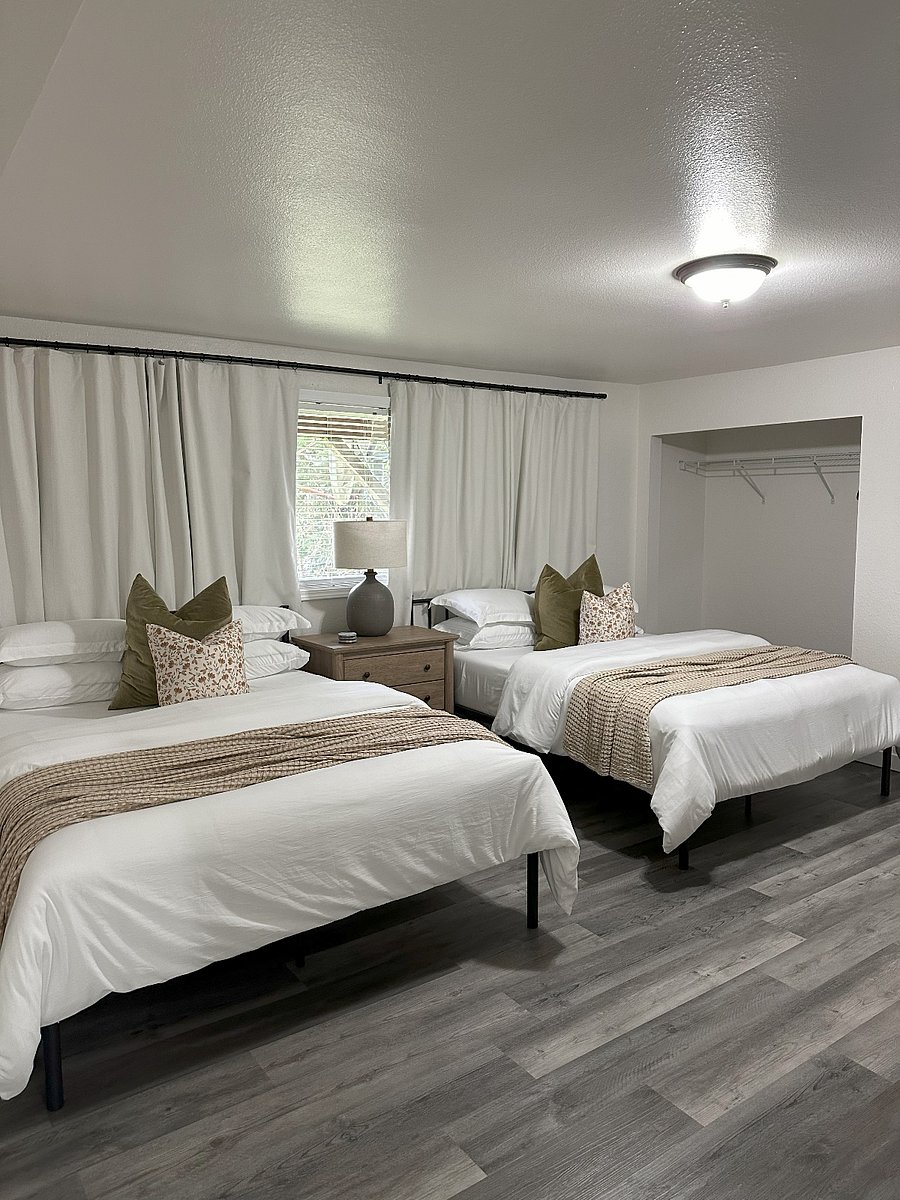 Queen bedroom with two queen beds. 