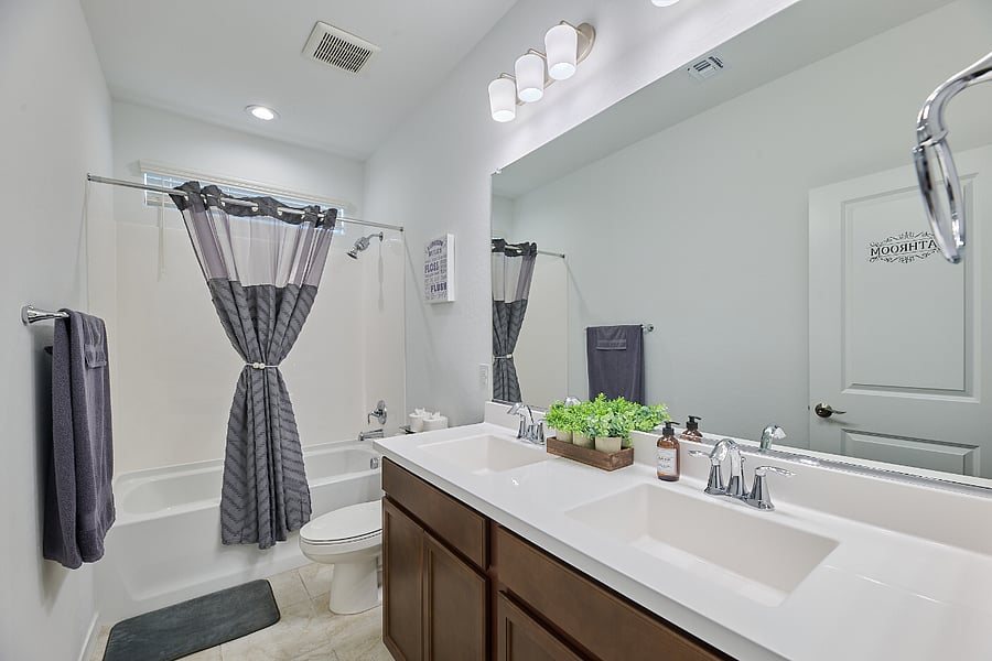 Shared Bathroom (Rooms 3 & 4)