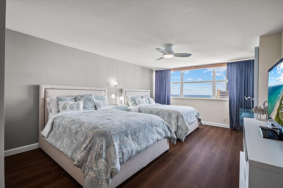 2nd Bedroom - 2 Queens