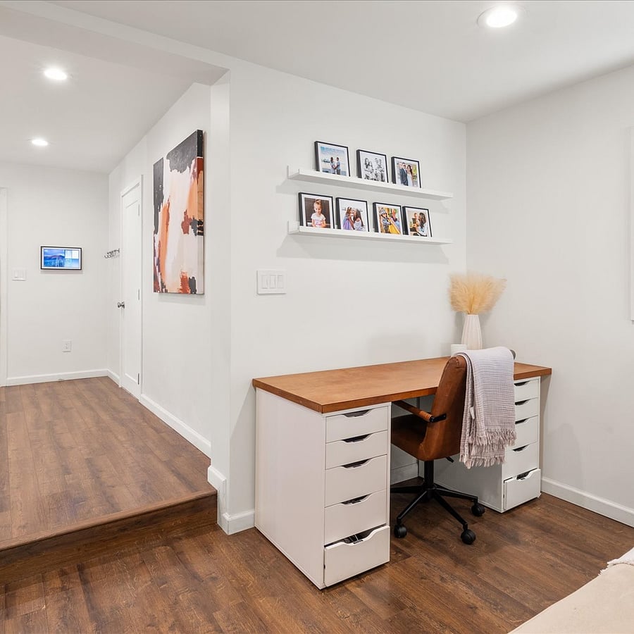 Work Station - Desk
