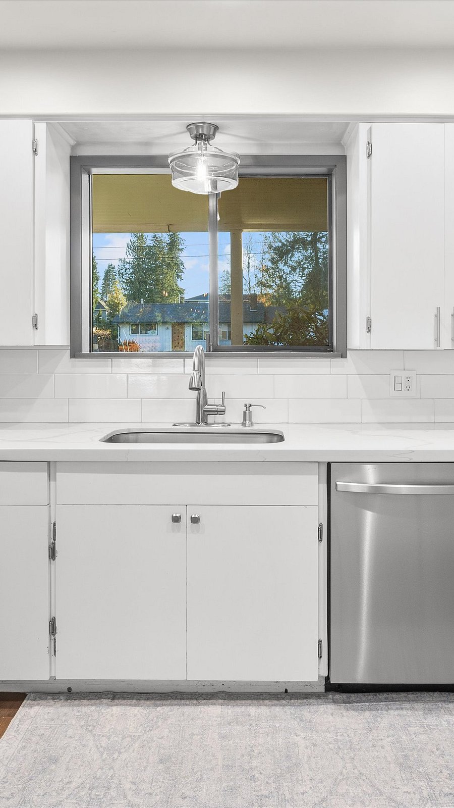 Whether you're cooking or entertaining, this bright, functional kitchen has everything you need.