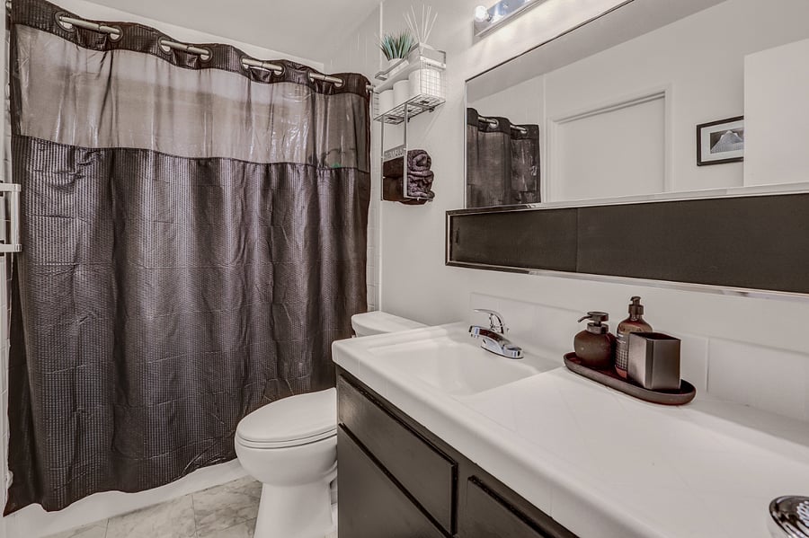 Main Bedrooms bathroom