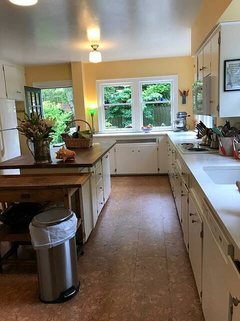 Big, friendly kitchen for communal use