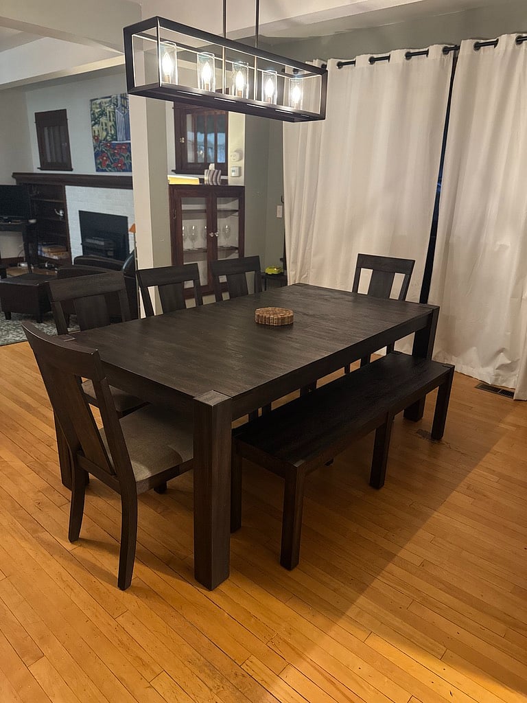Large dining room-seats 8. Detachable leaflet for more intimate, smaller table