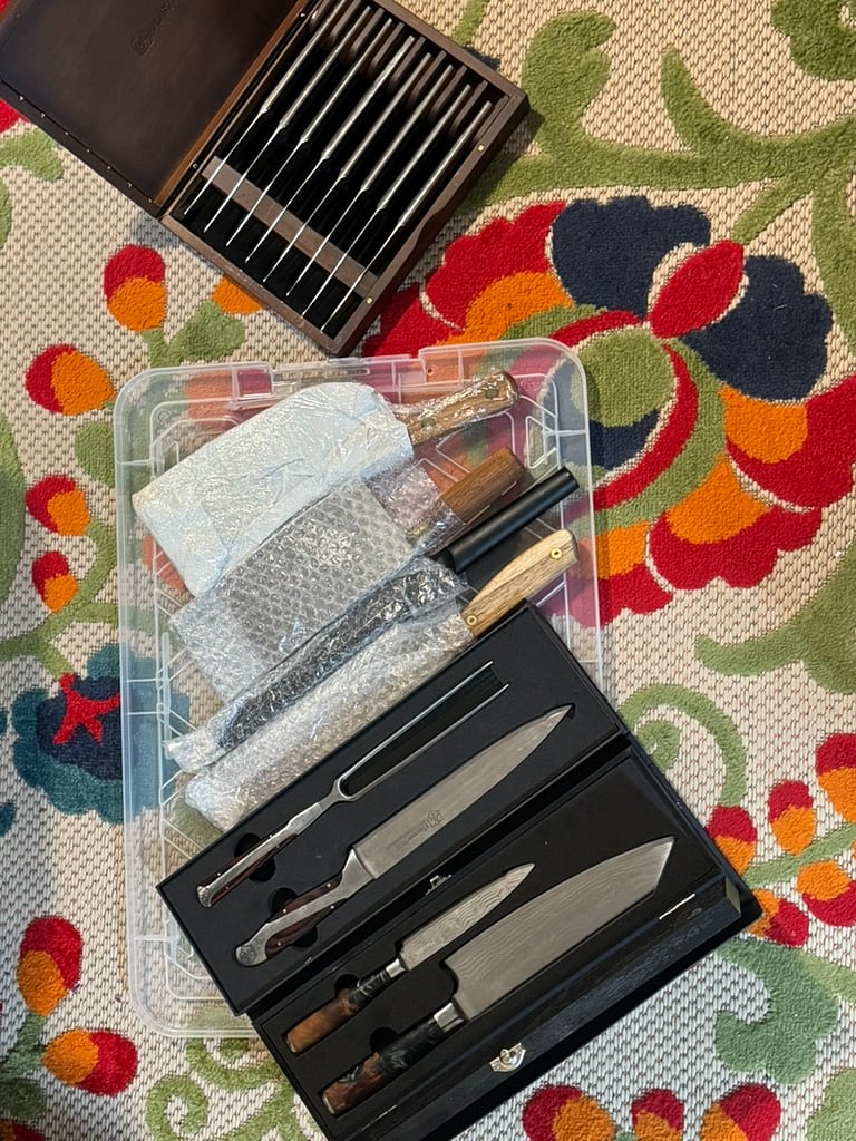 Professional kitchen knifes add on amenity $50/mo-Includes 2 serrated knives and 2 chopping knifes, carving knife with carving fork, VERY sharp Chef's and paring knife and Wustof steak knife set. Hand wash only!