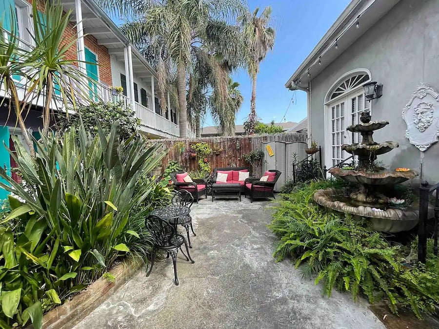 Courtyard, shared with back house