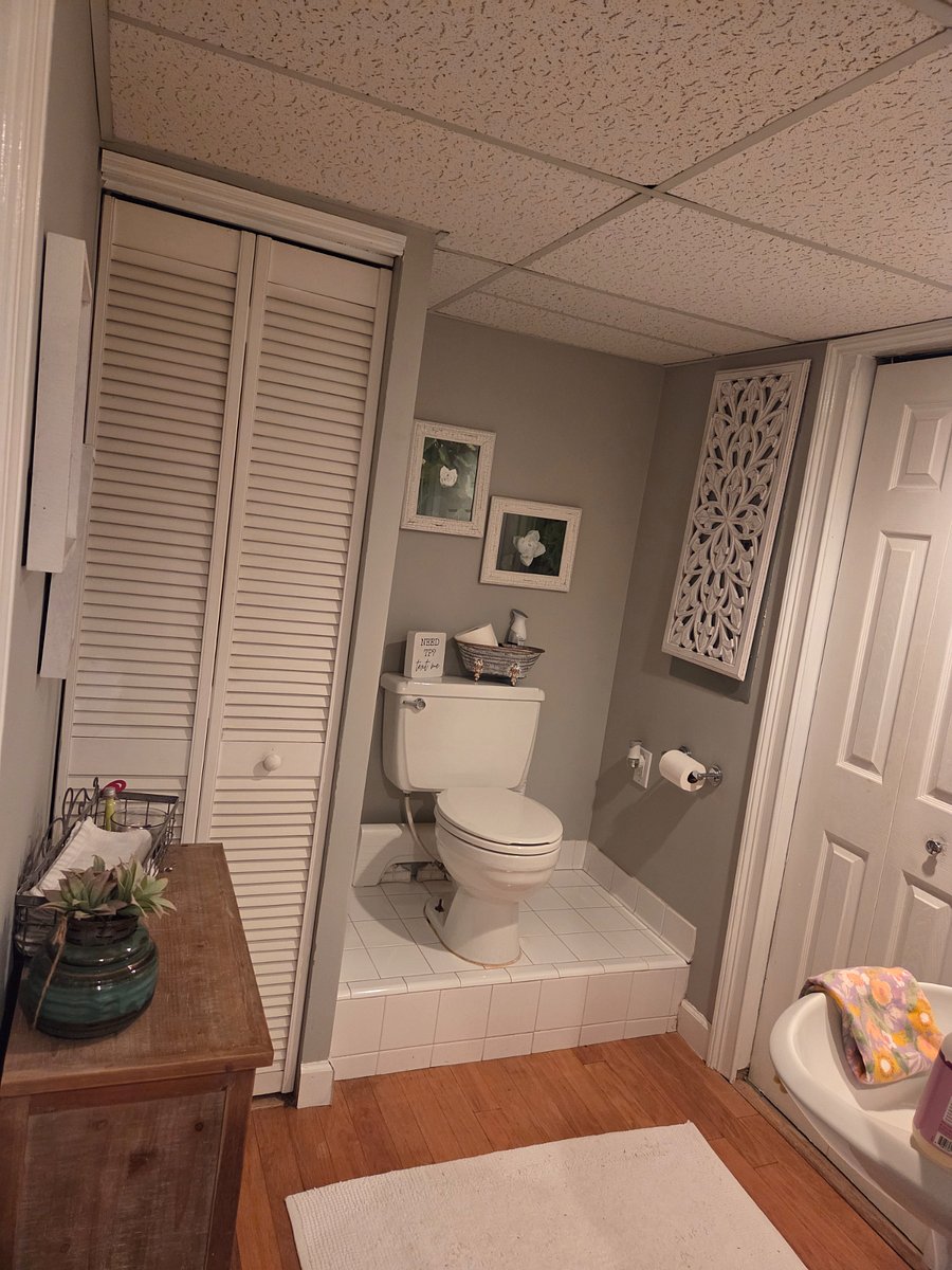 Additional full bath complete w/ linens and starter toiletries