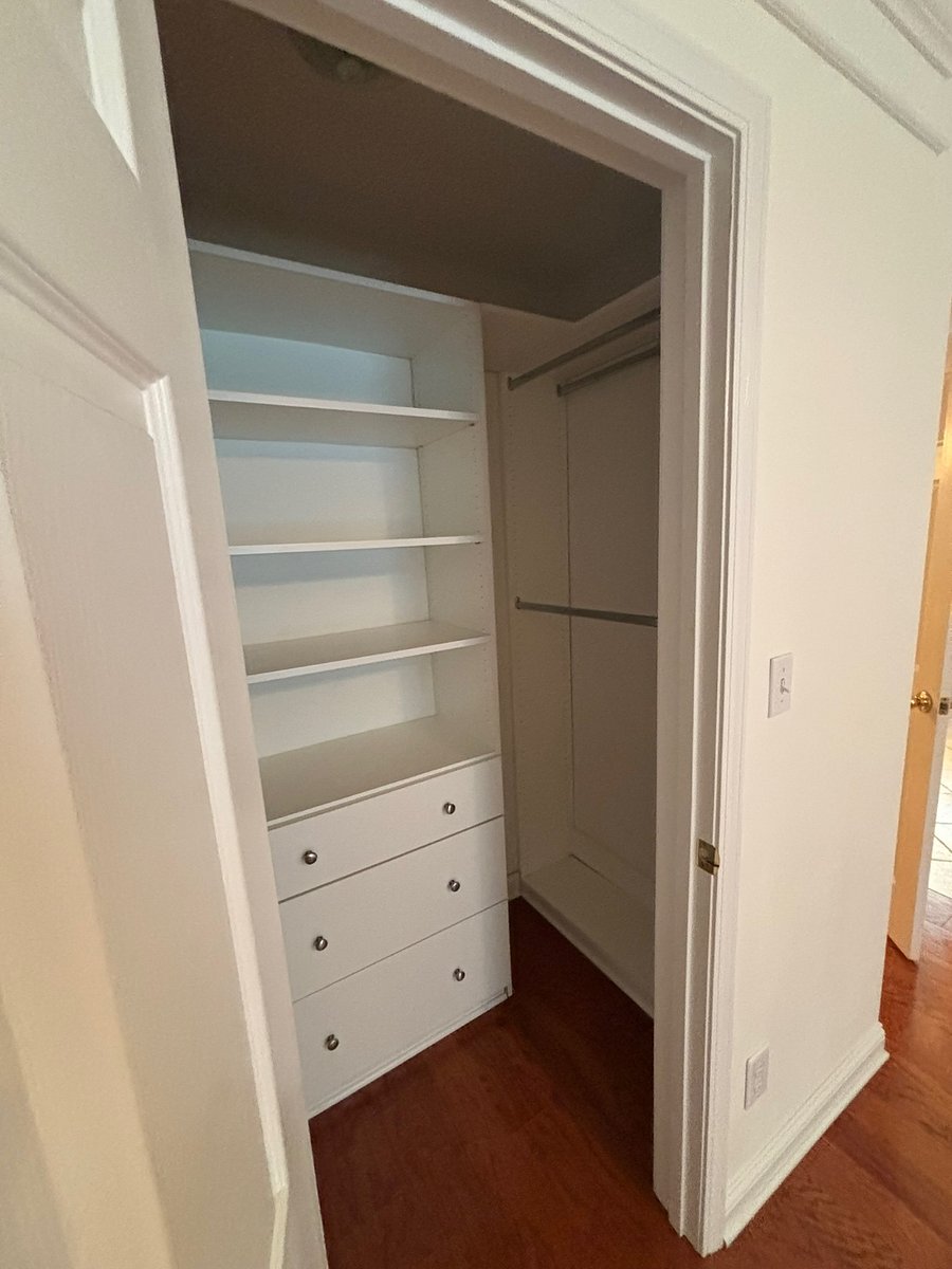 Main Bedroom - walk-in closet