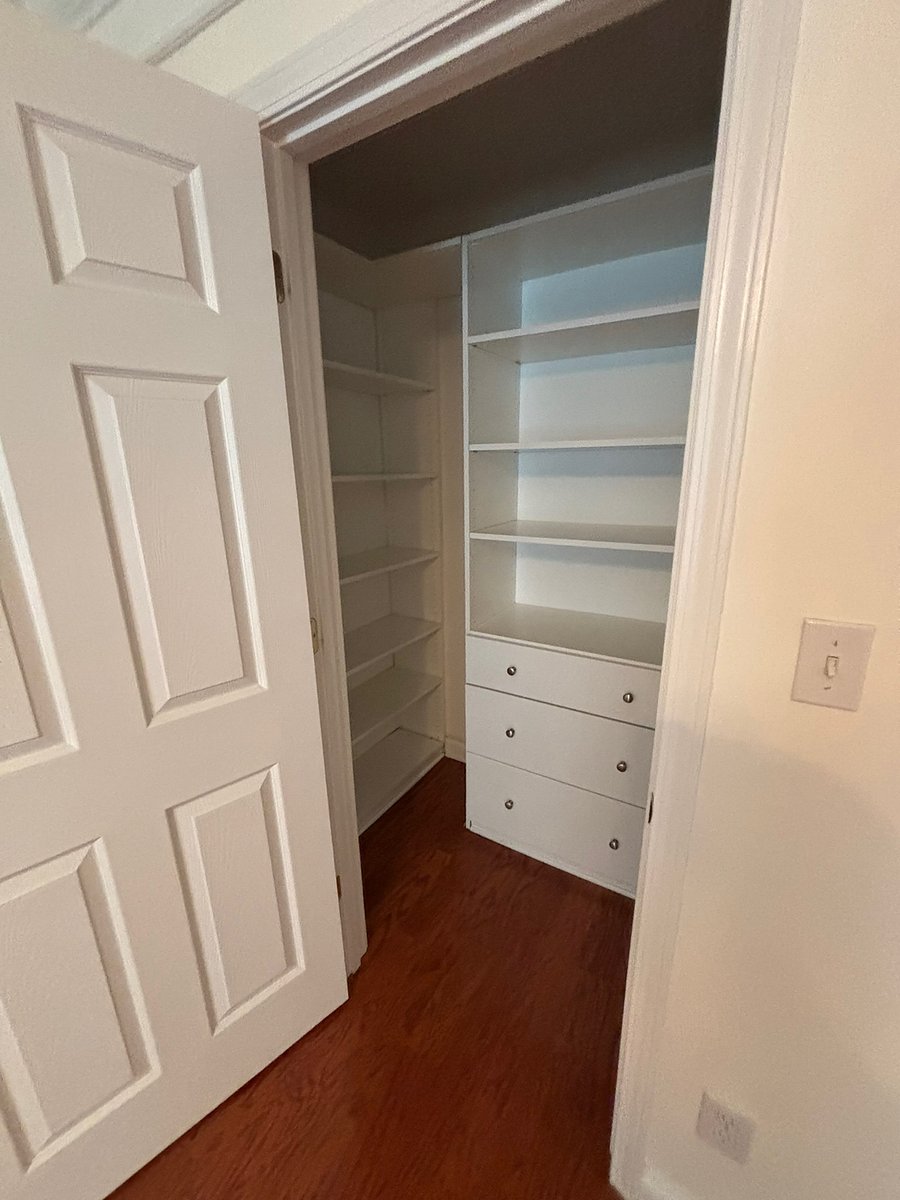 Main Bedroom - walk-in closet