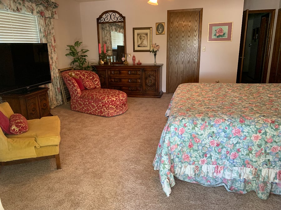 Master Bedroom W/Walk-in Closet  (2/2) 