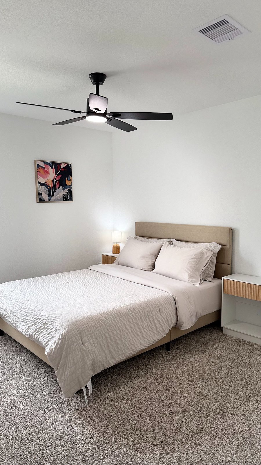 2nd bedroom with queen size bed