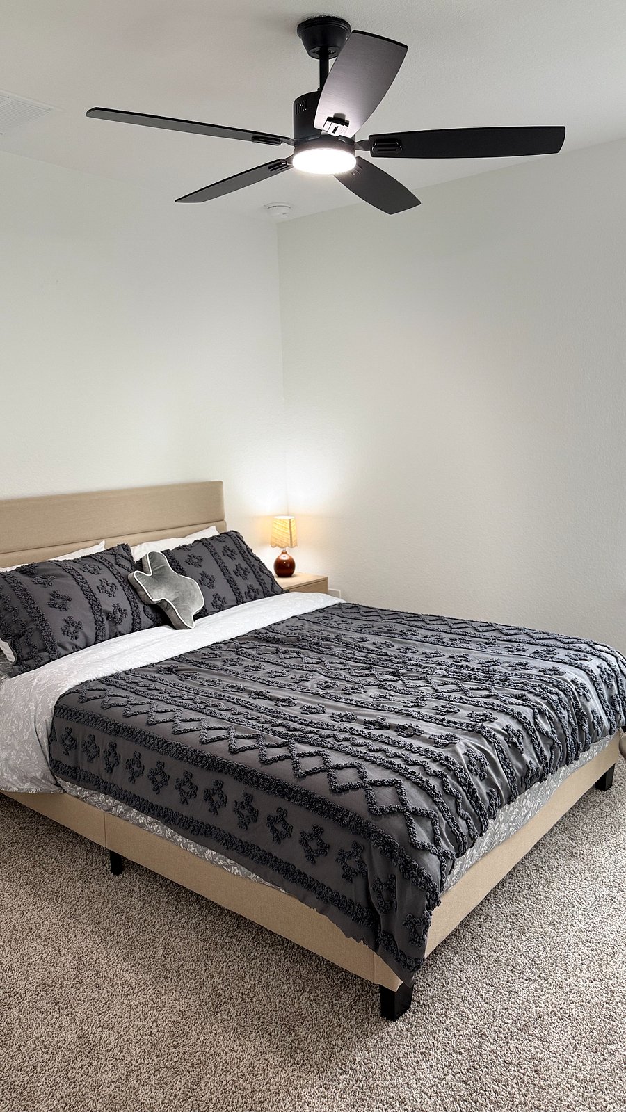 3rd bedroom with queen size bed