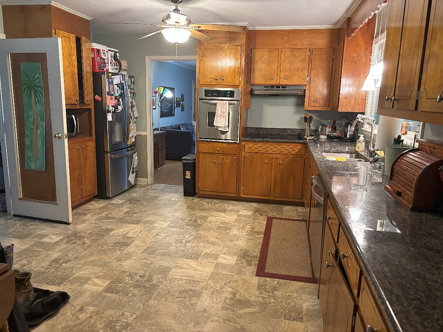 Shared kitchen (angle 1)