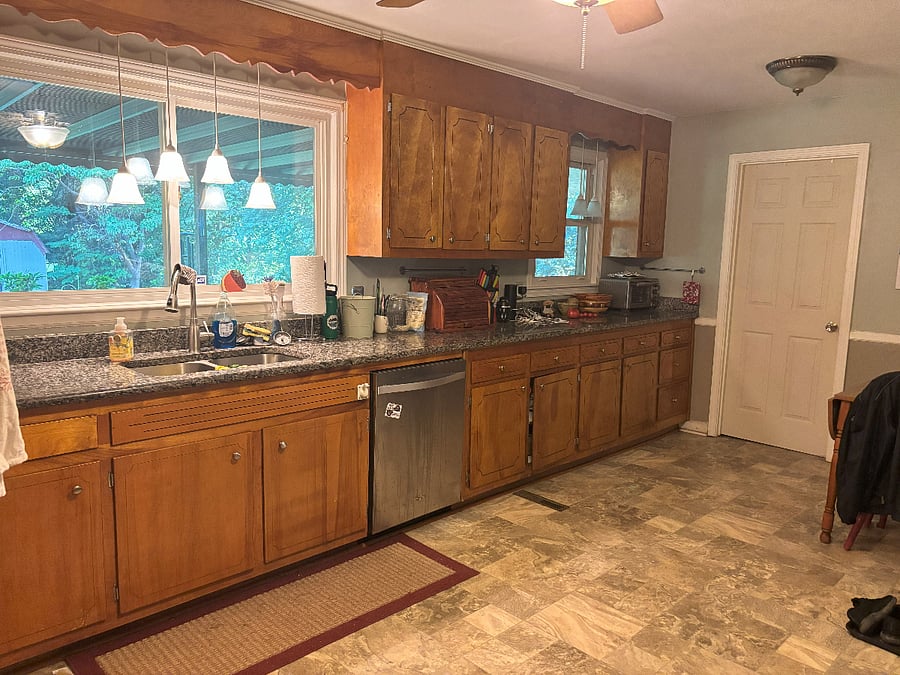 Shared kitchen (angle 2)
