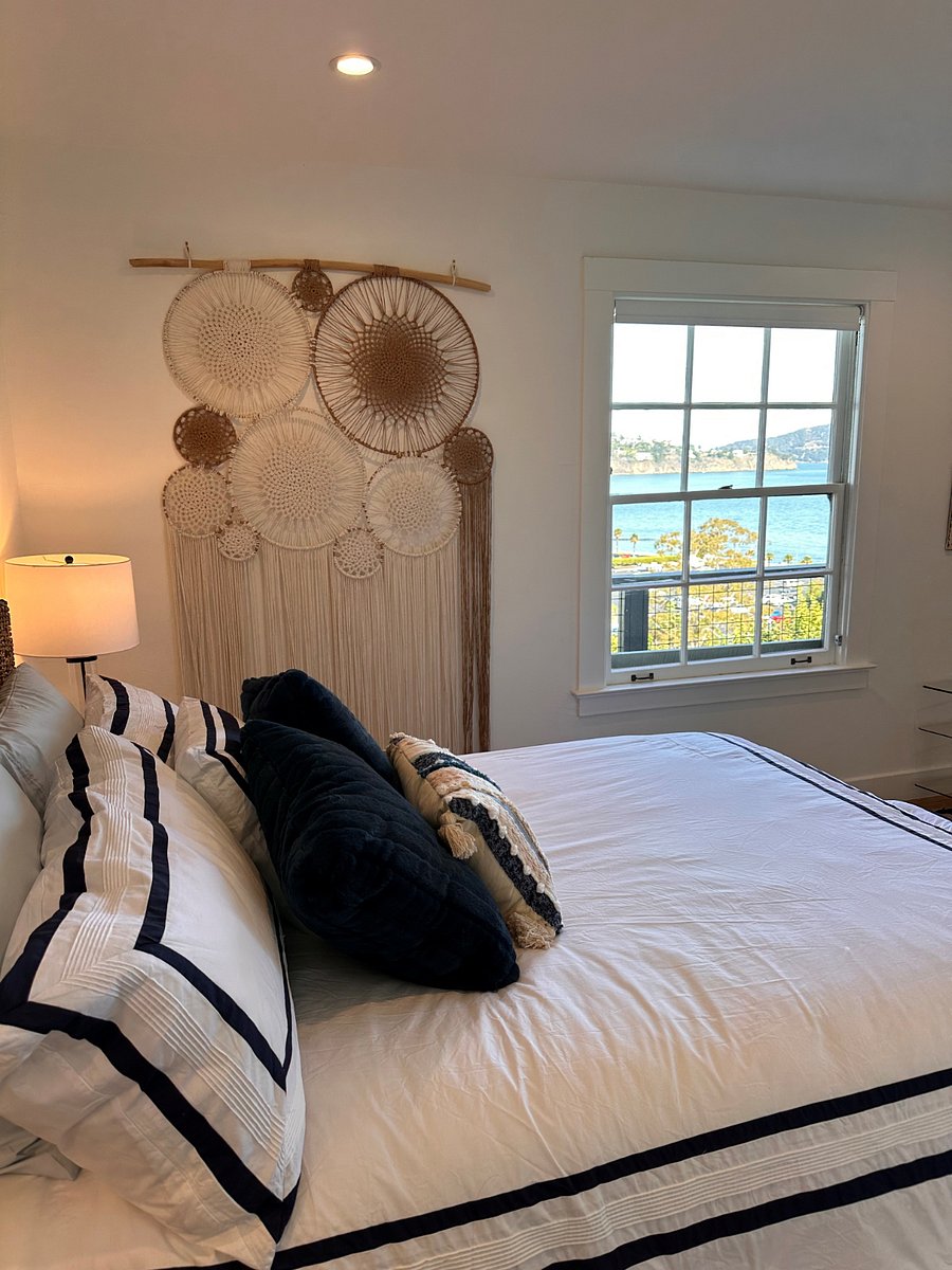 King bed with view