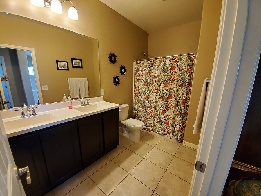 Second full bathroom (upstairs)