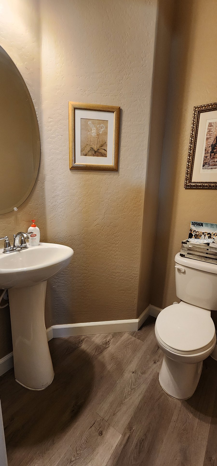 Main floor 1/2 bath
