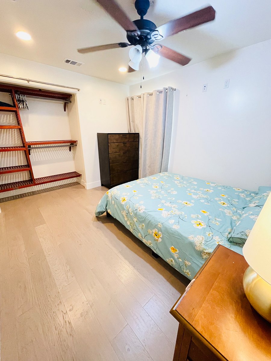 3rd bedroom with queen size bed