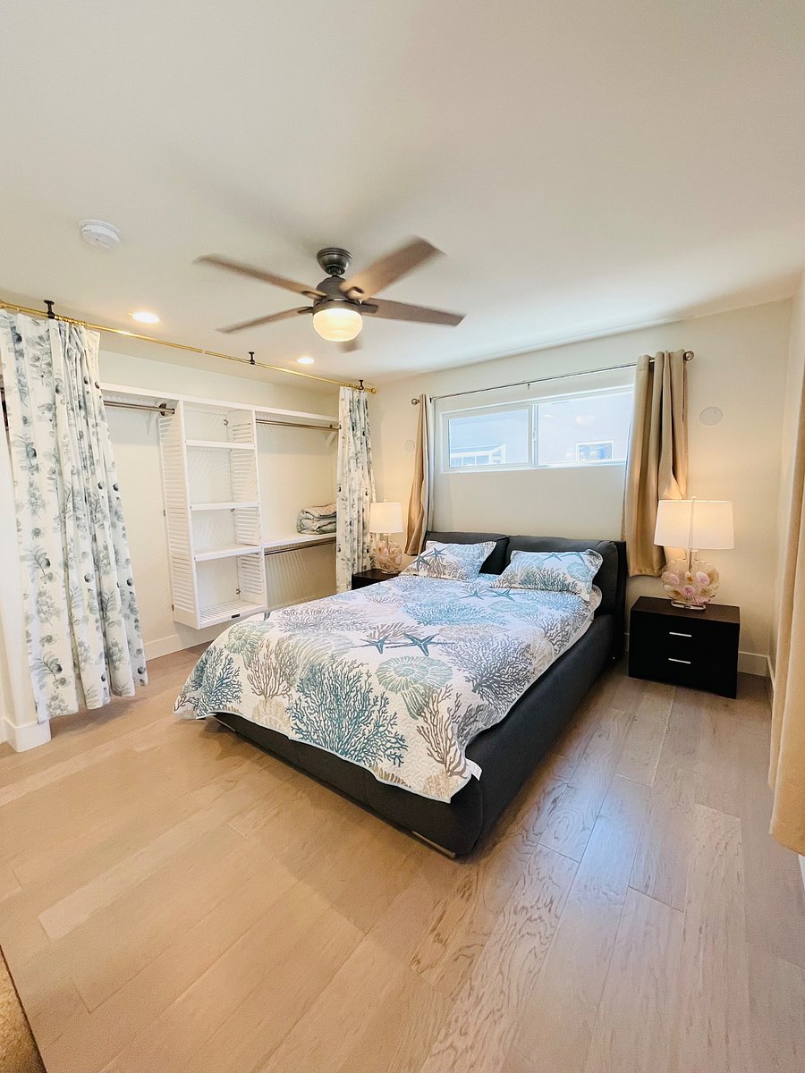 Master bedroom with its own bathroom 
Queen size bed