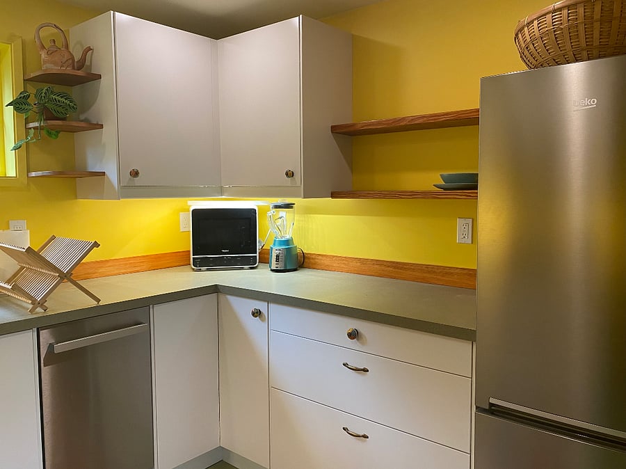 Microwave with full dinner plate capacity