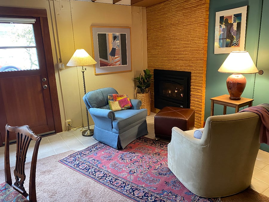 With the flick of a switch enjoy a fire in the sitting area.
