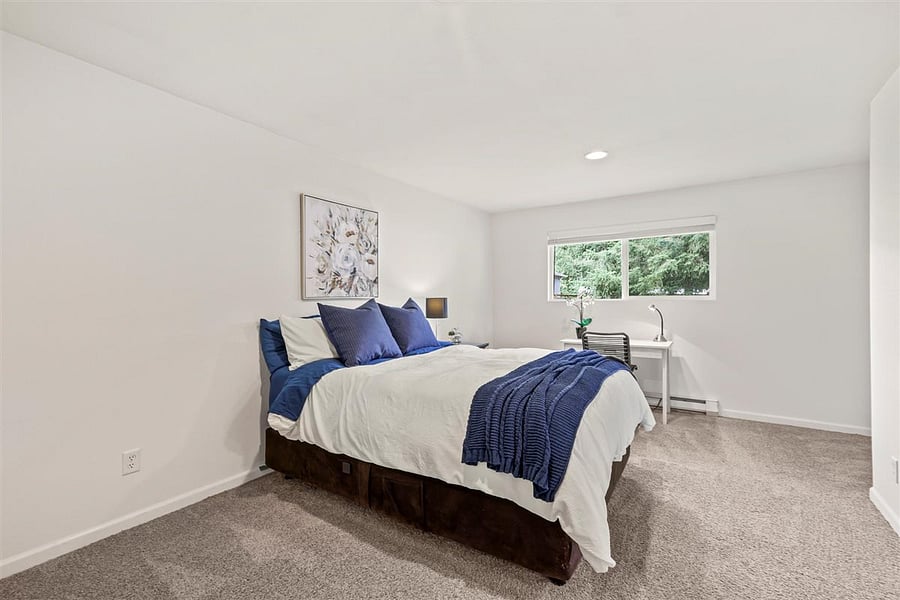 Large Master Bedroom has an adjustable queen size bed.