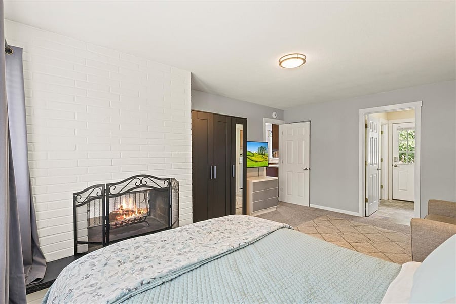 Fireplace is for looks only. Heat source is electric heaters.