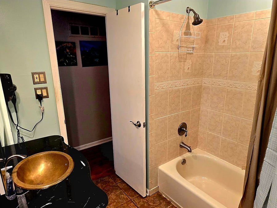 Main bathroom tub/shower.