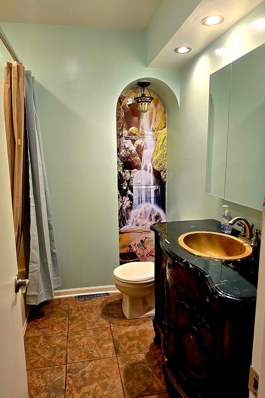 Main bathroom entrance.