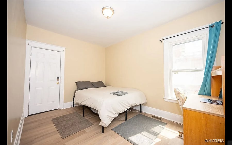 Beige Room - Private Entrance and Balcony to back of house - Downstairs Unit
