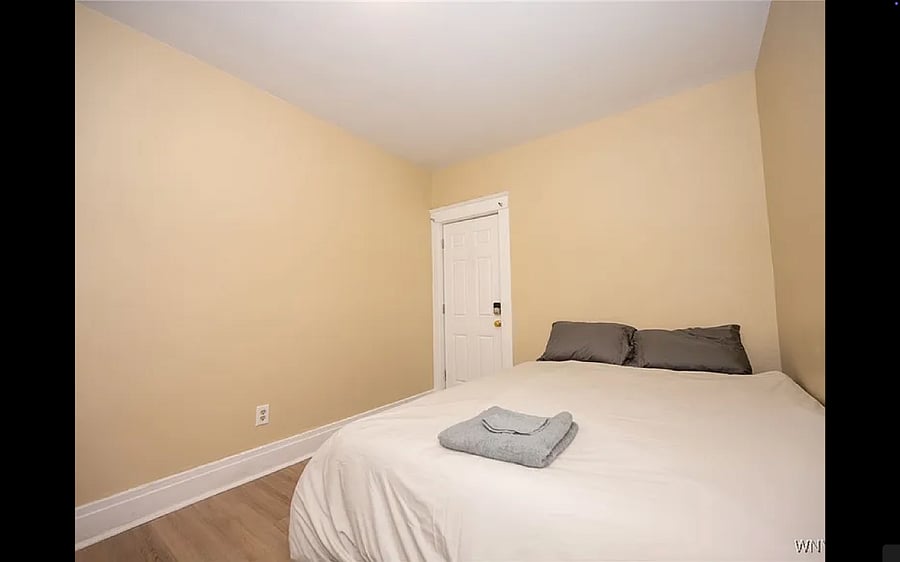 Beige Room - Private Entrance and Balcony to back of house - Downstairs Unit