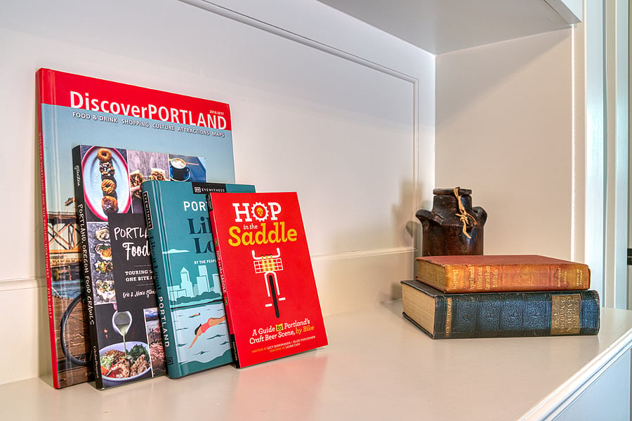 Various guidebooks showcases insider tips on the best places to visit, dine, and explore in Portland. These curated resources help guests easily plan their adventures around the city's top attractions.