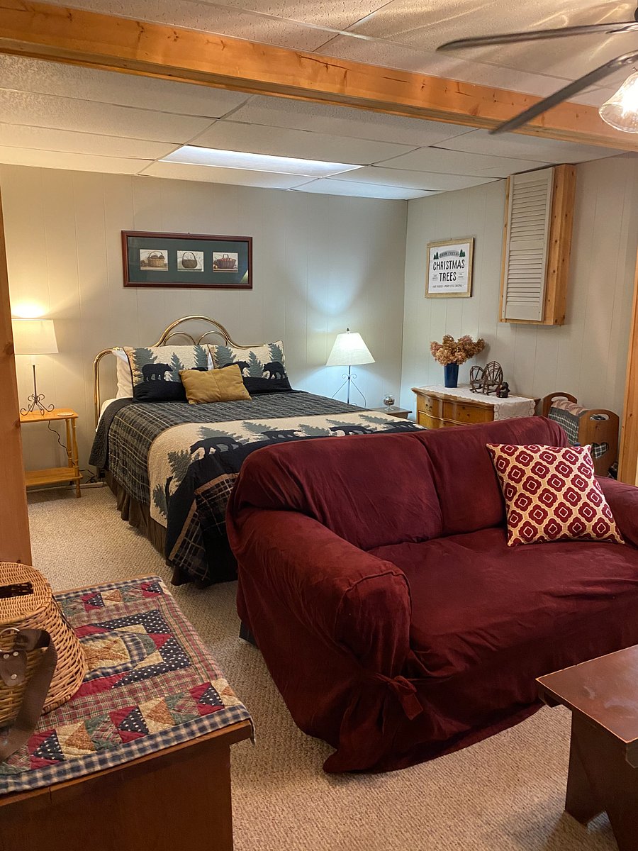 Downstairs bedroom. Queen