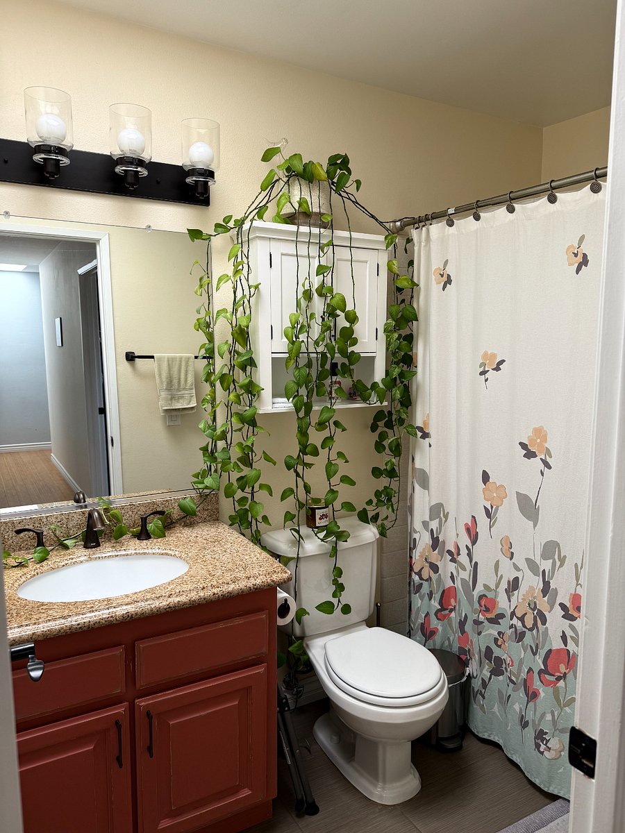 2nd floor guest bathroom