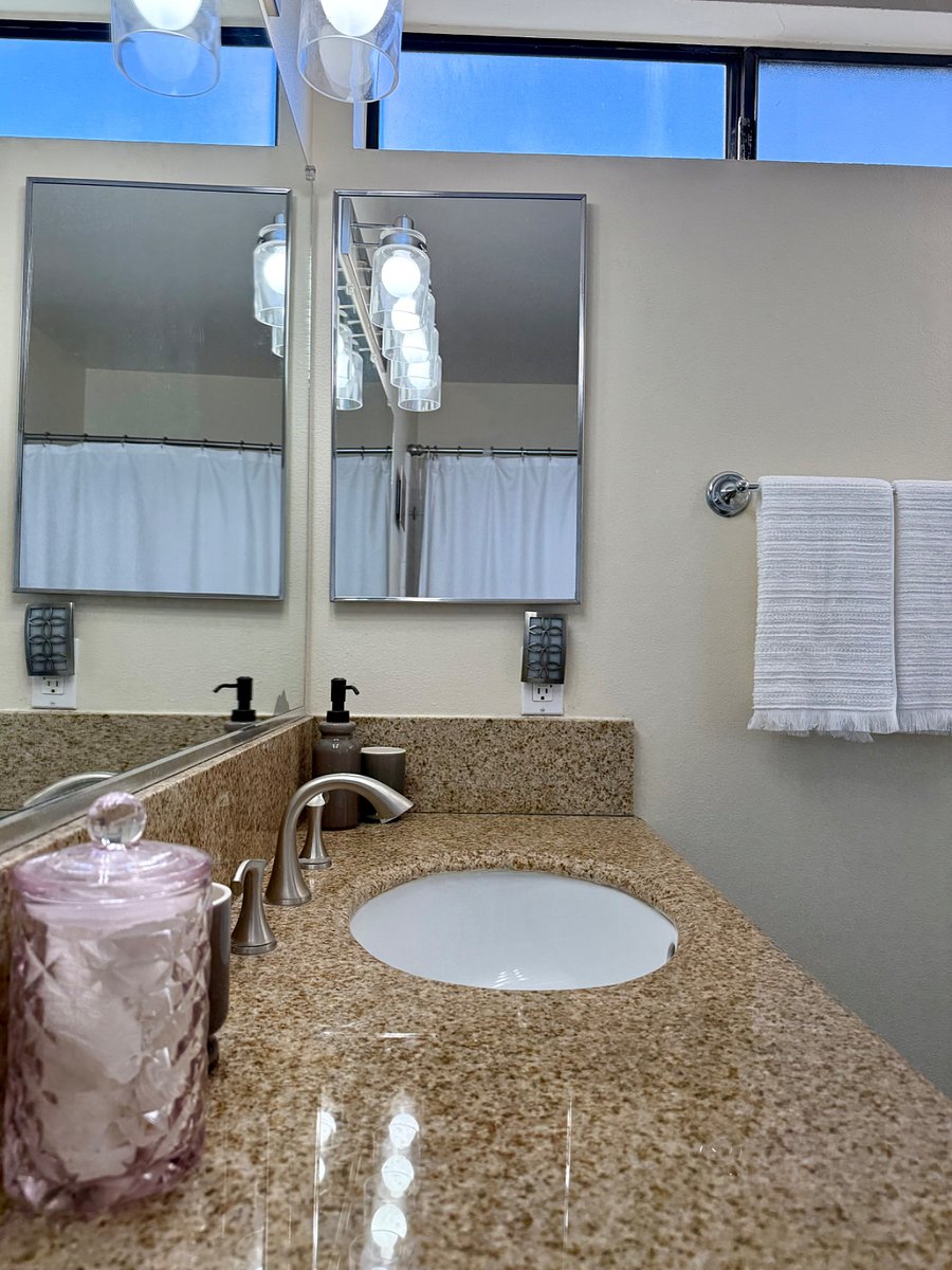 Primary en-suite bathroom
