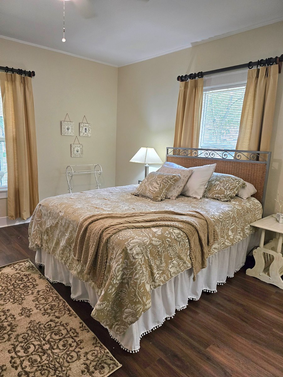 Primary Bedroom with Queen bed