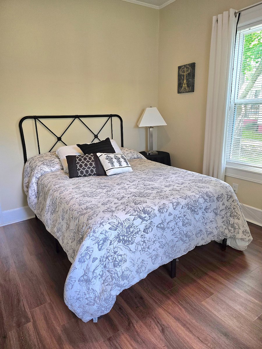 2nd Bedroom with Full size bed
