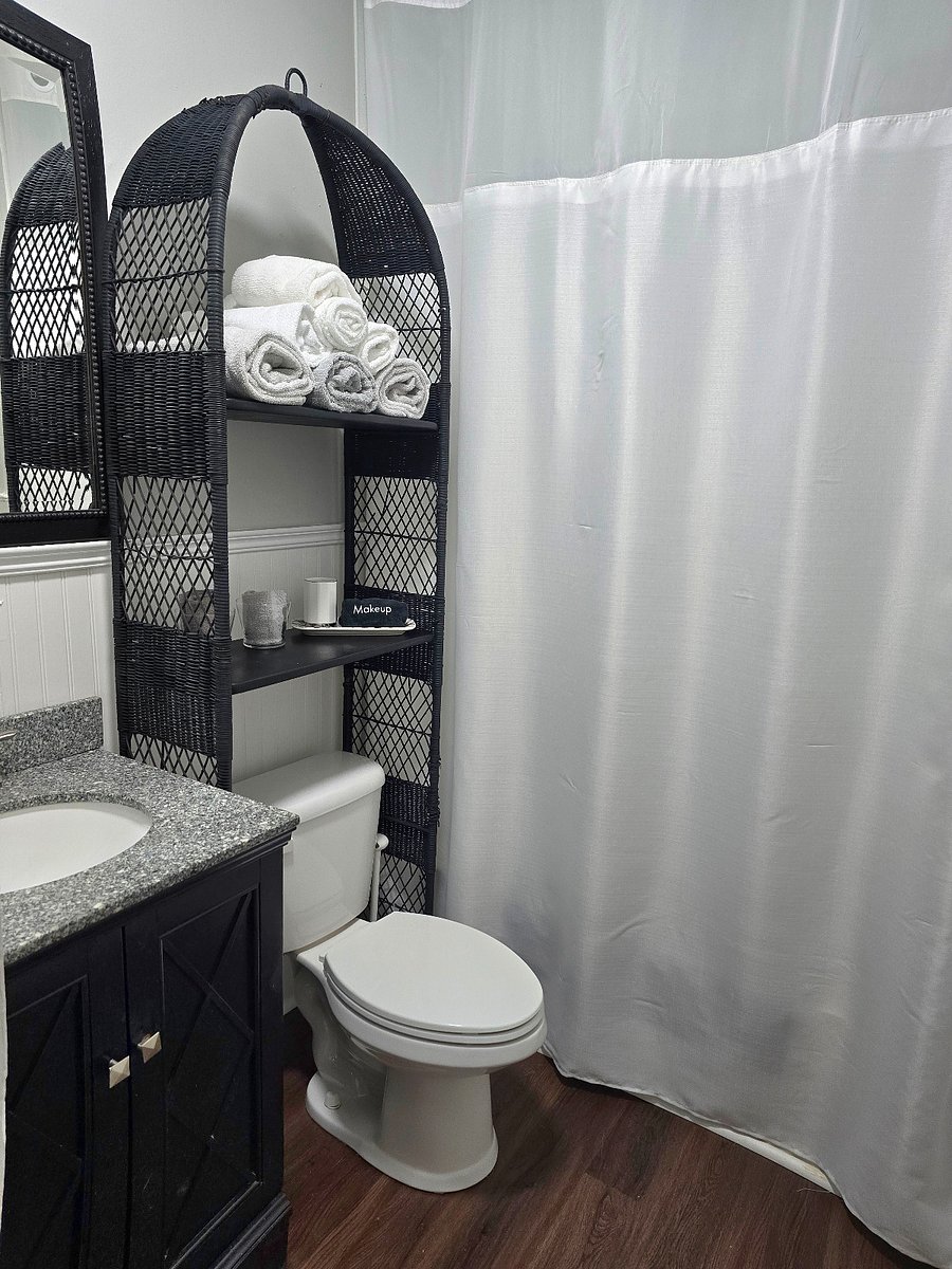Full bath with tub/shower