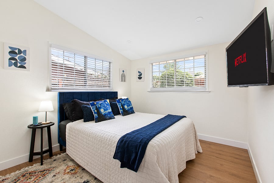 Fourth bedroom with Smart TV  great for families or roommates
