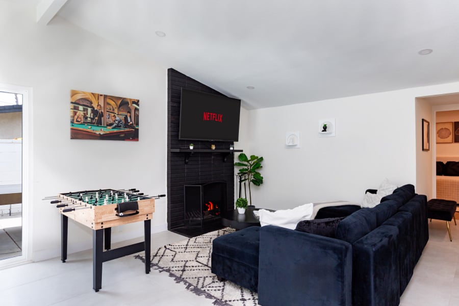 Living area with fireplace + games, ideal for extended stays