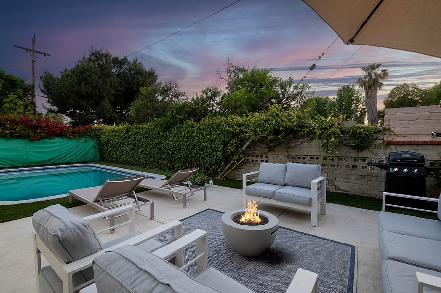 Fenced backyard ideal for families and professionals