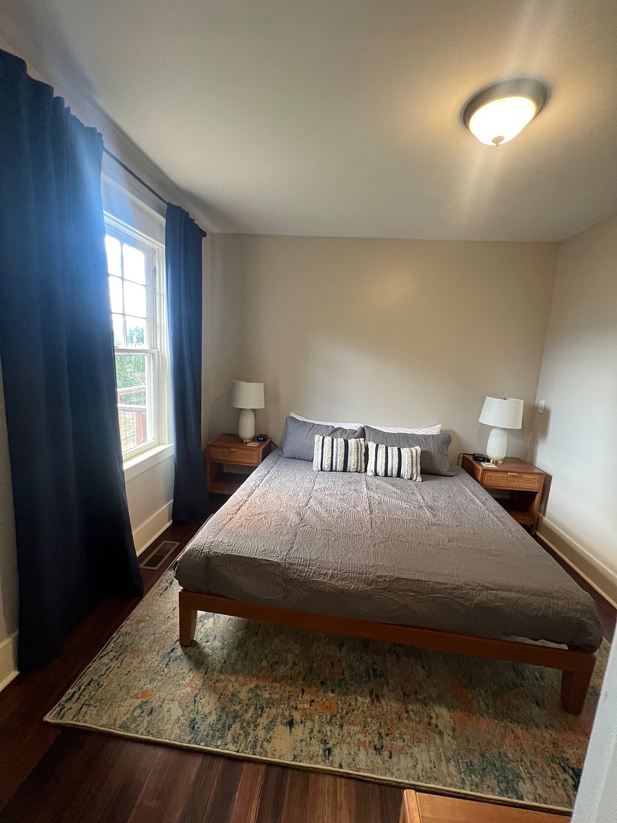 Bedroom 1: King Bed