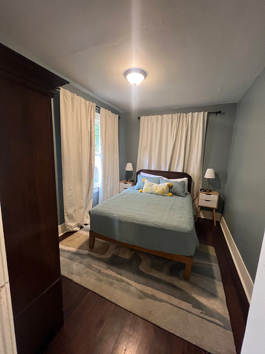 Bedroom 3: Queen Bed