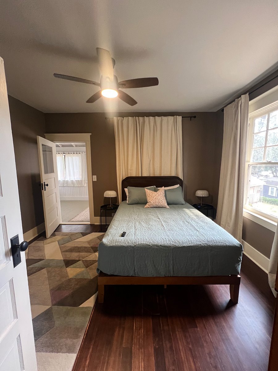 Bedroom 2: Queen bed. Door leading to sunroom.