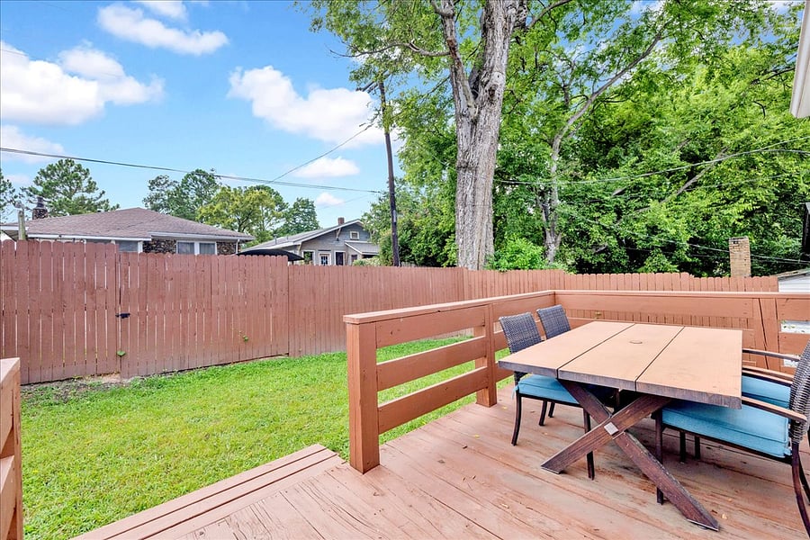 +Back patio
+Seating: 4-6
+Fenced Yard