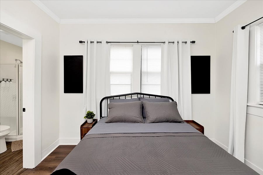 +2nd bedroom
+Queen bed
+TV
+Blackout blinds